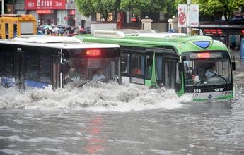 武汉今日暴雨看海 公益救援越野车已出动！