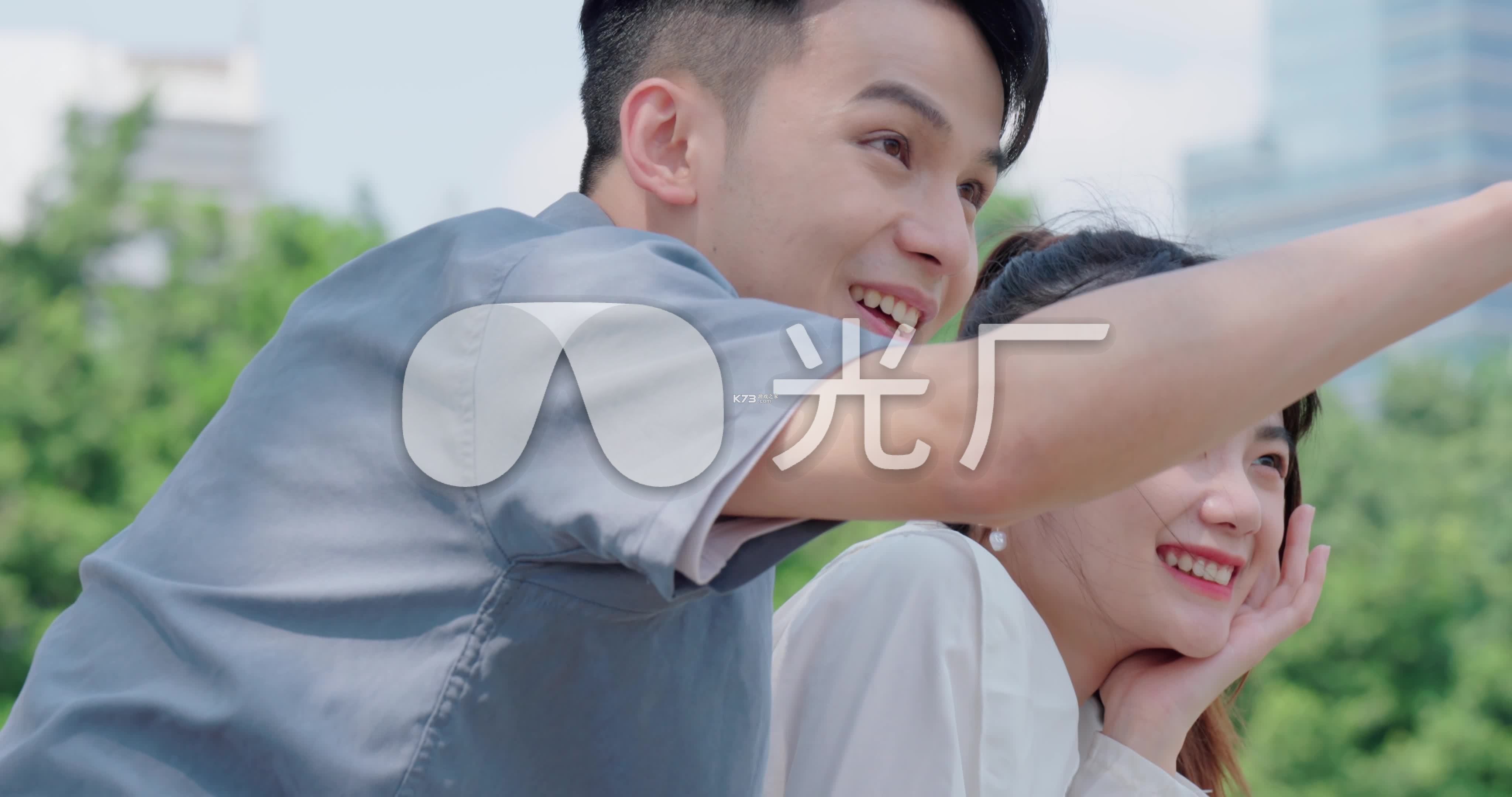情侣偷偷接吻被发现的尴尬瞬间
