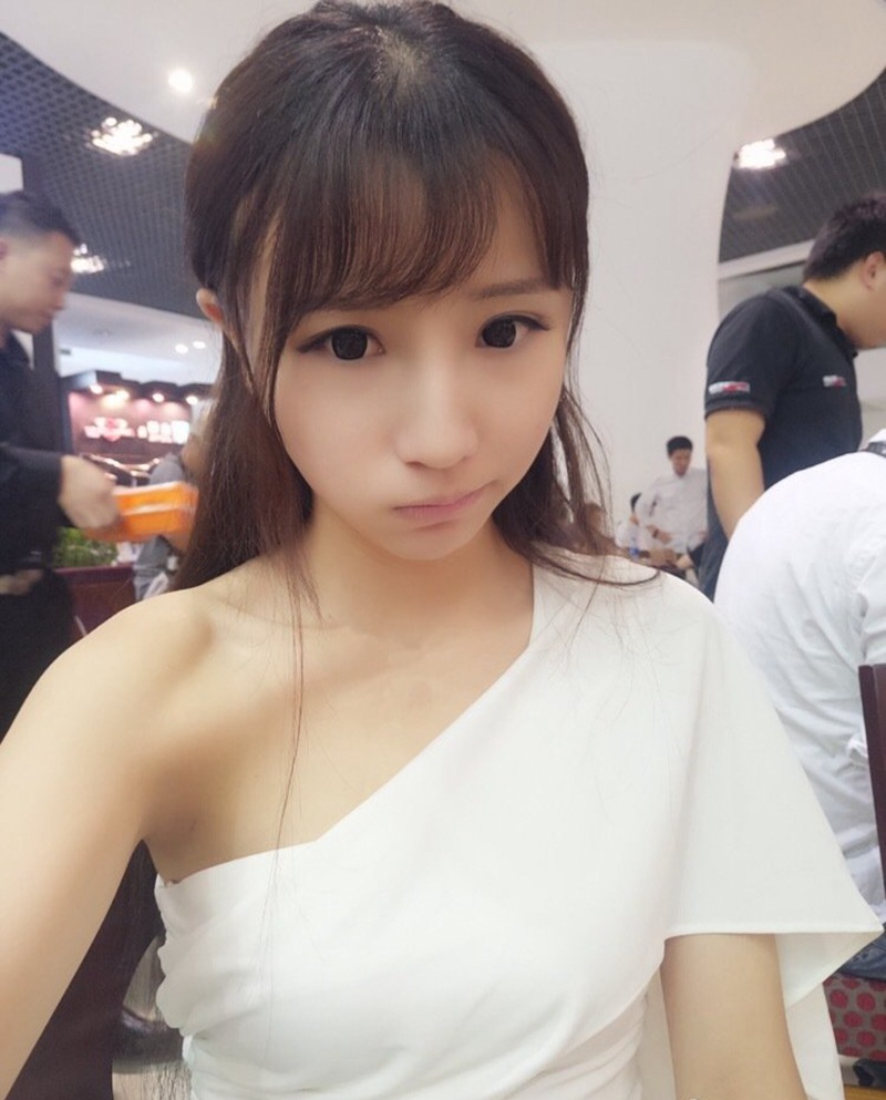 邻家美少女陈梓涵sunny车展美图