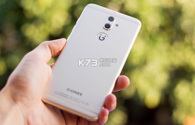 在硬件方面,金立S9搭载了八核处理器,采用4GB运行内存+64GB机身存储,最大可扩展128GB TF卡。系统方面,金立S9采用基于Android 6.0的amigo OS 3.5.0。采用后置1300万+500万像素的双摄像头,前置摄像头为1300万像素, 附带一枚柔光灯。5.5英寸1080P分辨率屏幕,内置3000mAh电池,支持全网通。 在两颗后置摄像头的协同工作下,金立S9可以轻松实现背景虚化效果,使其在拍照性能上有不错的提升,照片拍好后用户还可以重新调整对焦点和虚化程度,做到了“先拍